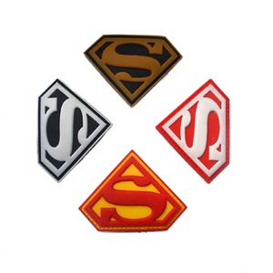 Parche de PVC con Diseño de Escudo Icónico de Superman, Letras del Alfabeto y Flores, Ecológico, con Relieve 3D, Negro/Plateado, con Gancho y Bucle para Gorra - Product Image 1