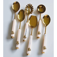 Ensemble de couverts de luxe en acier inoxydable durable de haute qualité, finition miroir, design tendance, manches en résine fabriqués à la main