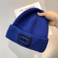 Vente en gros patchs de broderie avec logo personnalisé bonnet d'hiver commun en tricot uni chapeaux filles garçons design de mode chaud réglable