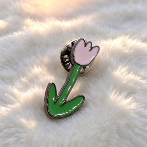 Broche personnalisée pour femme avec logo, épinglette en métal émaillé avec lettre, broche plaquée or avec logo sur mesure - Product Image 2