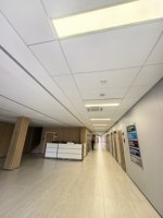Plafond en fibre de verre à NRC élevé et résistance au feu de classe A, utilisé dans les hôpitaux