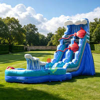 Toboggan aquatique gonflable commercial personnalisé en PVC, motif raie manta, avec zone de baignade, pour location événementielle