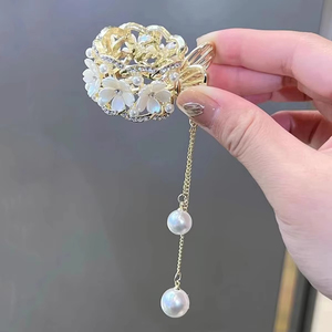 Élégante pince à cheveux latérale de style coréen avec longue chaîne de perles et pompon pour femmes, accessoires pour cheveux - Product Image 3