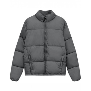 Chaqueta Acolchada Ligera de Corte Moderno, Unisex, Cuello Alto, Invierno, Ecológica, con Exterior e Interior de Poliéster Reciclado - Product Image 3