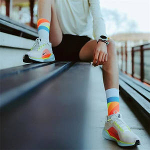 Chaussettes de marathon avec logo personnalisé pour la course à pied Chaussettes de <span class=keywords><strong>compression</strong></span> Performance Respirantes Couleur néon Chaussettes de cyclisme Hommes - Product Image 2