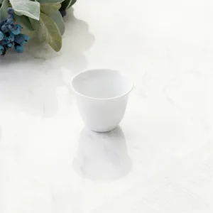 아랍어 커피 컵 중동 스타일 고급 흰색 세라믹 머그 접시 라운드 도자기 에스프레소 도자기 커피 컵 접시 세트