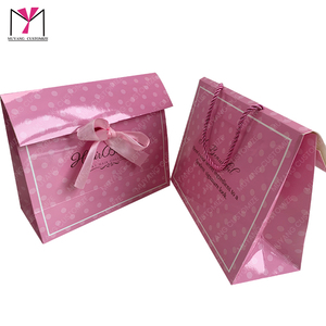 Bolsas de regalo de papel rosa de lujo con lunares de MUYANG CUSTOMIZE, con asas de cinta, laminación brillante, reciclables, para envasado de alimentos. - Product Image 3