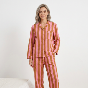 Conjunto de Bata Larga de Manga Larga para Mujer con Estampado Animal Dibujado a Mano en Color Marrón, Tejido Suave 100% Algodón Transpirable, Ropa de Dormir con Cuello en V - Product Image 1