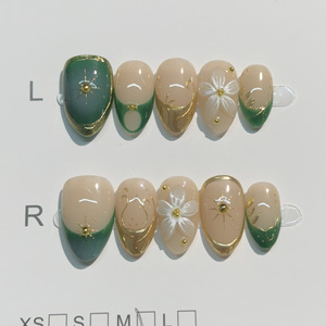 Ongles courts en amande faits à la main, motif floral blanc, feuillage vert menthe et doré, ongles floraux rafraîchissants pour le printemps et l'été - Product Image 4