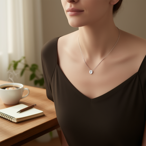 Collana con Ciondolo a Forma di Lettera E in Acciaio Inossidabile, Catena Singola da 1cm, Gioiello Accessorio di Moda - Product Image 3