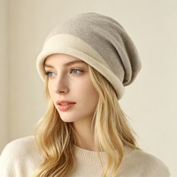 Bonnet tricoté doux et extensible à blocs de couleur, coupe ample, avec revers, pour femme, idéal pour la randonnée en extérieur et les voyages hivernaux, coupe-vent