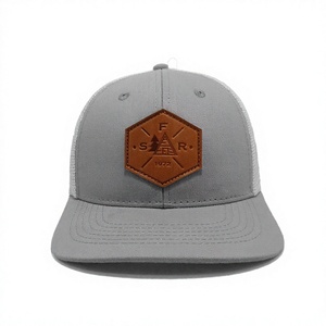 Casquette Trucker Structurée Blanche en Maille avec Logo en Cuir Personnalisable pour Adulte – Qualité Supérieure, Fabriquée au Vietnam - Product Image 1