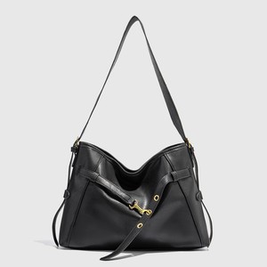 Nouveau sac fourre-tout rétro haut de gamme pour femme, style motard, à porter à l'épaule ou en bandoulière, grande capacité, fermeture éclair, en polyester et PU - Product Image 1