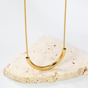 สร้อยคอแฟชั่นสไตล์มินิมอลทรงโค้งชุบทองแบบวินเทจ รูปตัวยู ทำจากสแตนเลสสำหรับผู้หญิง - Product Image 5