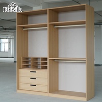 Armoire en bois sur mesure, design flexible et modulaire pour la planification spatiale, idéale pour les projets de construction personnalisés pour toute la maison.