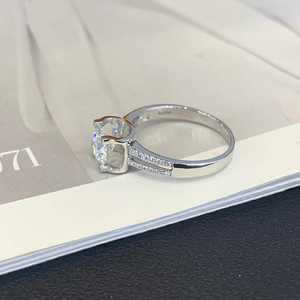 Bague de fiançailles à bande fendue en moissanite ronde de 1,00 ct |   Plaqué rhodium |   Bague éthique moderne certifiée IGI - Product Image 2