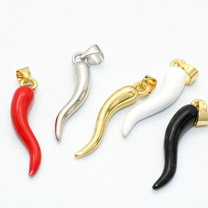 Colgante de cobre chapado en oro con esmalte arcoíris en forma de chile para mujer y niña - Product Image 3