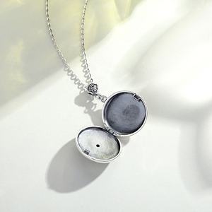 Ciondolo Portafoto Personalizzabile in Argento Sterling 925 con Bussola 'Segui i Tuoi Sogni' - Product Image 4