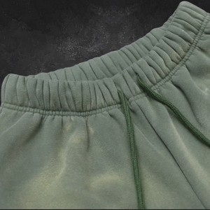 กางเกงขาสั้นผ้าฝ้ายเฟรนช์เทอร์รี่ทรงหลวมแบบซันเฟด 320 แกรม รุ่นคัสตอมซัมเมอร์ ลุคยับย่นแบบดิสเทรส แอซิดวอช สำหรับผู้ชาย - Product Image 4