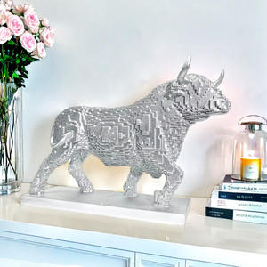 Escultura de Resina Epoxi de Toro Caminando con Detalles Artísticos Dorados, Adorno Artesanal para Entrada, Sala de Estar, Vinoteca - Product Image 4