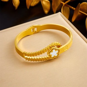 Nuova moda Trending 18K placcato PVD acciaio inossidabile portafortuna trifoglio <span class=keywords><strong>gioielli</strong></span> donna braccialetti in acciaio inox - Product Image 5