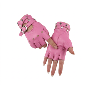 Guantes blancos de PU estilo punk sin dedos con remaches y correa de muñeca con hebilla para uso casual - Product Image 3