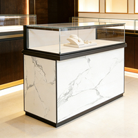 Vitrine de présentation de bijoux moderne en marbre, contreplaqué et verre trempé avec éclairage LED, armoire de rangement verrouillable, fabrication OEM ODM