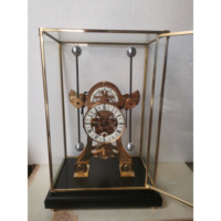 Horloge de mer Devon Grasshopper à mécanisme à double pendule et fuseau, cadran en porcelaine grand format, dorure 24 carats, avec socle standard
