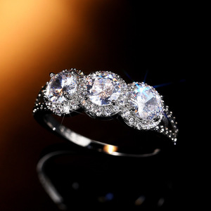 Anello da Donna F835 in Oro Bianco con Diamante Taglio Brillante Rotondo Colore D Naturale, Anello di Fidanzamento con Diamanti Laterali - Product Image 2