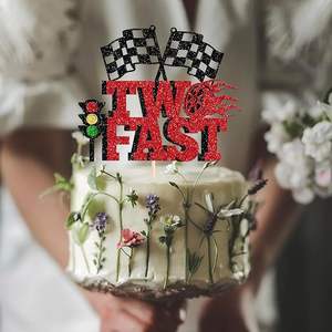 Décoration de gâteau pour 2ème anniversaire sur le thème de la voiture de course pour garçons : Roue scintillante, feux de circulation, drapeau à carreaux - Product Image 5