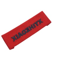 Broderie à haute densité personnalisée coudre sur l'extrémité pli tissé logo étiquettes de cou pour les vêtements T-shirt