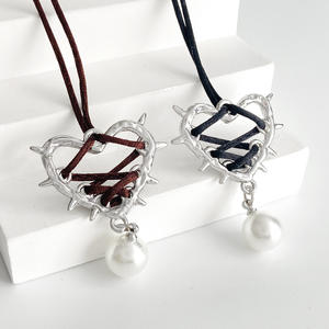 新作 欧米風 ファッションネックレス レディース 甘辛MIX 棘付きハート リボン巻き パールペンダント ホットガールズ ロープネックレス - Product Image 3