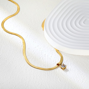 Collar con Colgante de Corazón de Diamantes, Cadena de Oro, Unisex, Uso Diario, Diseño Geométrico, Tema de Amor, Joyería de Acero Inoxidable - Product Image 3