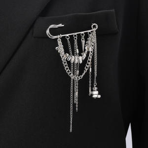 Broche de Clip de Papel Plateado Triturado con Cadena, Borla y Remaches - Accesorio de Moda <span class=keywords><strong>para</strong></span> Solapa de Blazer - Product Image 4