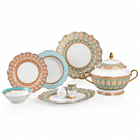 Service de table en porcelaine fine de style méditerranéen de luxe marocain, assiettes et bols en forme de fleur avec poignée dorée OEM ODM