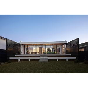 Villa moderne en bois avec murs en verre et panneaux perforés pour un espace de vie contemporain - Product Image 1