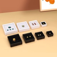 Boîte à bijoux moderne transparente en acrylique avec présentoir en mousse à mémoire de forme pour anneau de pierres précieuses en vrac