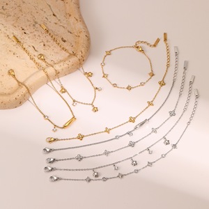 Bracciale in Acciaio Inossidabile con Ciondolo a Stella in Zircone, Gioiello da Mano di Lusso Leggero ed Elegante - Product Image 3
