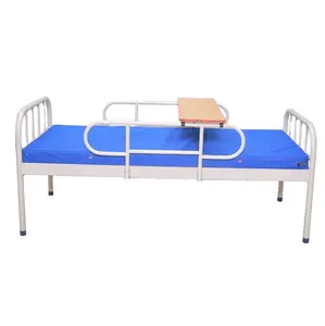 Cama de metal lisa simples com uma mesa de jantar para o paciente