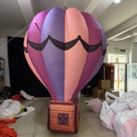 Ballon à air chaud gonflable suspendu avec motif rayé rose et violet et panier en osier pour la décoration d'événements festifs et de mariages