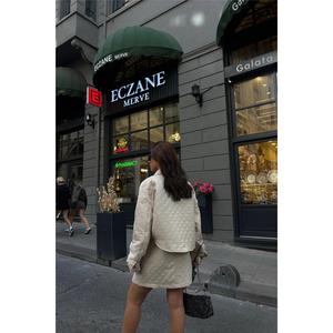 Conjunto de Chaqueta Corta Acolchada Beige y Falda para Mujer, Atuendo de 2 Piezas por Encima de la Rodilla con Detalle de Emblema - Product Image 1