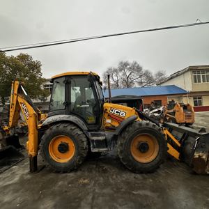 Chargeuse-pelleteuse d'occasion JCB 4CX de haute qualité, modèle 2021, capacité nominale de 4 tonnes, faible nombre d'heures de travail, moteur diesel, pompe, moteur - Product Image 2