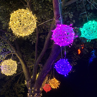 Vente en gros de lampes à boules en rotin LED de 20/30/40/50 cm, lumière décorative pour arbre, lumière ronde suspendue en extérieur, décoration pour arbre