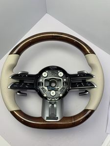 Volante de <span class=keywords><strong>madera</strong></span> de <span class=keywords><strong>nogal</strong></span> con empuñaduras de cuero perforado beige y levas de cambio para 992 982 - Product Image 1