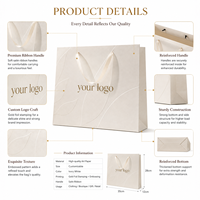 Sac cadeau de luxe blanc ivoire avec logo personnalisé, estampage à chaud doré, sac de shopping en papier gaufré avec poignée en ruban de satin