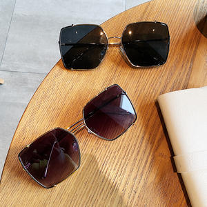 H1-JBK8886 Lunettes de soleil oversize irrégulières pour femmes, monture dorée, verres AC, protection UV400, type 3, pare-soleil - Product Image 2