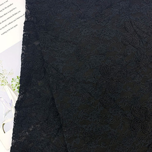 Tela de encaje de <span class=keywords><strong>terciopelo</strong></span> bordado con cordón Chantilly floral 3D francés negro al por mayor, malla transparente para vestido de noche y lencería de mujer - Product Image 3