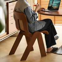 Chaise de salle à manger vintage rétro en bois massif avec dossier en rotin, design antique pour la maison, le restaurant ou le café