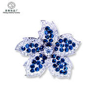 Broche artisanale incrustée, broche tendance, broche élégante et raffinée