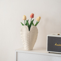 Vase plat en céramique mate semi-artisanale, design feuille de bananier, style minimaliste moderne, pour arrangement floral créatif, décoration de table de salon